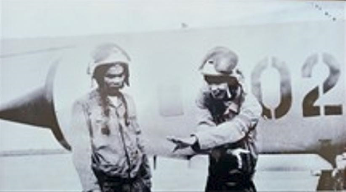  Phi công Lê Thanh Đạo (bên trái) và Vũ Văn Hợp giảng bình sau trận đánh ngày 10-5-1972. Ảnh tư liệu