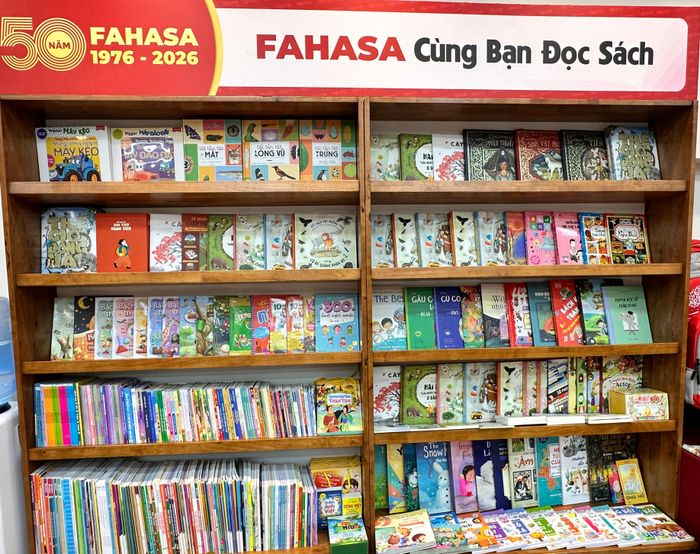  Tủ sách "Fahasa cùng bạn đọc sách" sẽ được trao tặng cho 50 trường học 