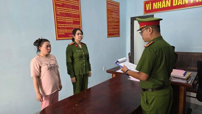 Đối tượng Phạm Thị Hồng Phúc tại cơ quan công an - Ảnh: Công an TP Đà Nẵng.