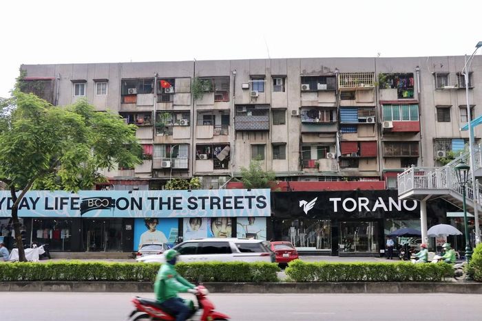 Hiện trạng khu tập thể cũ 135 Nguyễn Văn Cừ đang xuống cấp và nhiều phần bị cơi nới. Ảnh: Lâm Thùy Dương