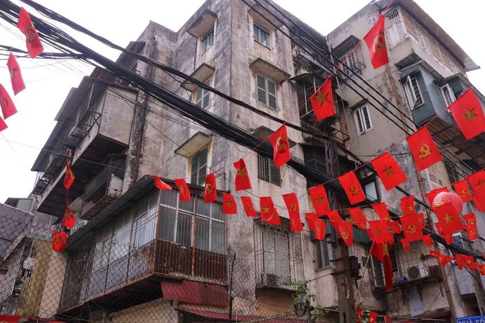 Nhiều hộ dân phải cơi nới để mở rộng không gian sống tại 135 Nguyễn Văn Cừ - Hà Nội. Ảnh: Lâm Thùy Dương