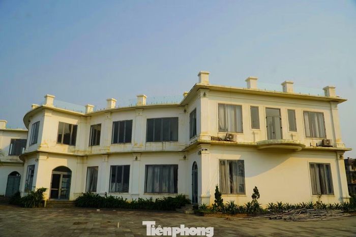 Trong quyết định điều chỉnh lần thứ 2 vào ngày 5/3/3026, UBND tỉnh Hà Tĩnh chấp thuận nhà đầu tư, tăng vốn lên 446,9 tỷ đồng. Dự án sử dụng diện tích 33.392,5 m², quy mô gồm: khách sạn 9 tầng đạt chuẩn 4 sao; nhà bungalow 3 tầng; nhà hàng nghỉ dưỡng 3 tầng; bể bơi; khu vui chơi trẻ em; sân thể thao ngoài trời; bãi đỗ xe ô tô và ô tô điện; trạm biến áp; sân vườn, đường dạo cùng các hạng mục hạ tầng kỹ thuật phụ trợ khác.