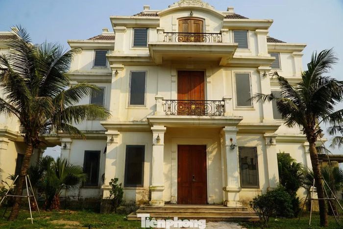 Liên quan đến vấn đề này, đại diện UBND xã Lộc Hà cho biết sau thời gian dài dừng hoạt động và bỏ hoang, dự án đã được điều chỉnh tiến độ và tăng tổng mức đầu tư. Chính quyền địa phương kỳ vọng việc tái triển khai sẽ góp phần thúc đẩy phát triển du lịch biển trên địa bàn.