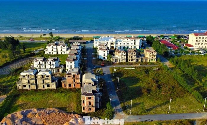 Theo ghi nhận, dự án đến nay đã hoàn thành hạng mục nhà hàng ẩm thực, nhưng nhiều hạng mục chính như khách sạn 9 tầng vẫn chưa hoàn thiện. Trước đây, dự án từng bị bỏ hoang, nhưng vào thời điểm tháng 4/2026, phóng viên ghi nhận có một số ít công nhân đang tiến hành thi công trở lại tại công trường.