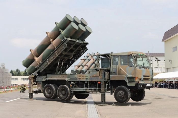 Tên lửa Type 88 bay theo một quỹ đạo lập trình sẵn phức tạp, giúp nó vượt qua các địa hình phức tạp, băng qua vùng núi và lao ra biển ở độ cao rất thấp trước khi kích hoạt đầu dò radar chủ động băng tần Ku để khóa và dẫn đường tấn công mục tiêu ở giai đoạn cuối. Nguồn ảnh: Kênh Telegram/armyrecognition.com