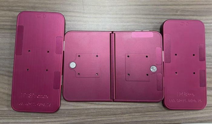 Ảnh mô hình iPhone Fold cùng bộ đôi iPhone 18 Pro và iPhone 18 Pro Max mặt sau. Ảnh: Sonny Dickson