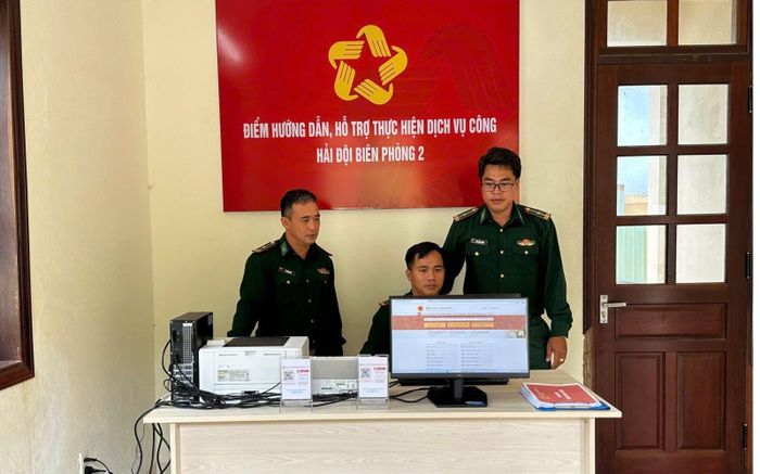 Cán bộ, chiến sĩ Hải đội Biên phòng 2 hỗ trợ người dân thực hiện thủ tục hành chính tại ki-ốt dịch vụ công trực tuyến đặt tại đơn vị. Ảnh: T.D
