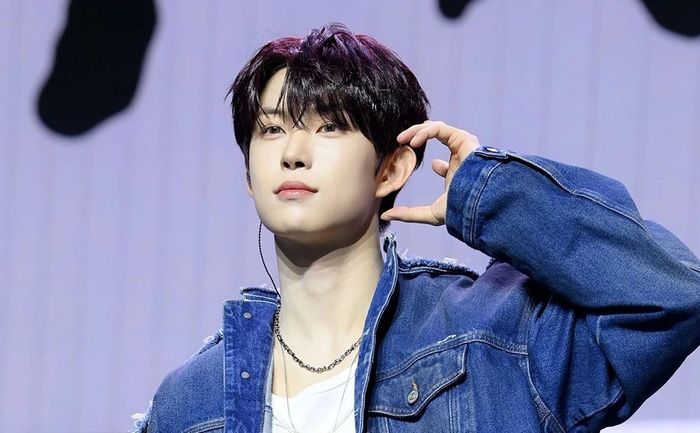 Nam ca sĩ Kim Geon Woo.