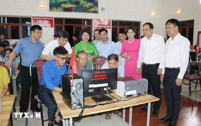 Người dân tham quan, trải nghiệm học tập số tại Trung tâm học tập cộng đồng xã Gia Trấn, tỉnh Ninh Bình. (Ảnh: Thùy Dung/TTXVN)