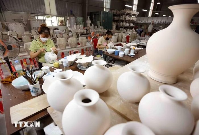 Sản xuất gốm tại Công ty TNHH Bảo tồn Bồ Bát (Làng nghề gốm Bồ Bát) tại xã Yên Mô, Ninh Bình (Ảnh: Vũ Sinh/TTXVN)