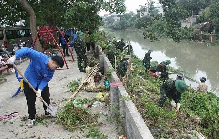 Đoàn viên thanh niên và lực lượng vũ trang trên địa bàn phường Hạc Thành tham gia dọn vệ sinh bảo vệ môi trường.