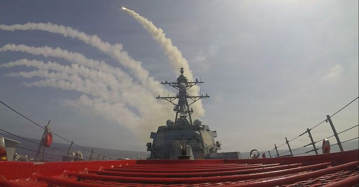 Tàu khu trục USS Frank E. Petersen Jr. phóng tên lửa Tomahawk trong chiến dịch Epic Fury. Ảnh: Defensenews.