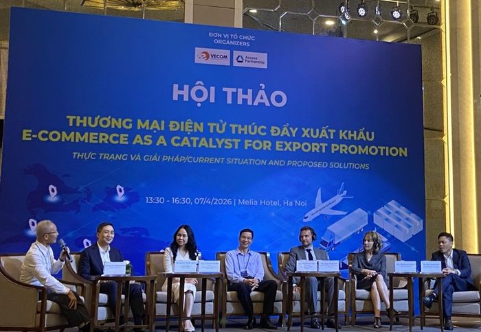 Các khách mời tham gia tọa đàm.