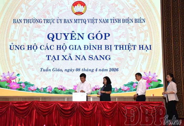 Đại biểu quyên góp, ủng hộ các gia đình bị thiệt hại khi tham gia chữa cháy rừng trên địa bàn xã Na Sang đầu tháng 4/2026.