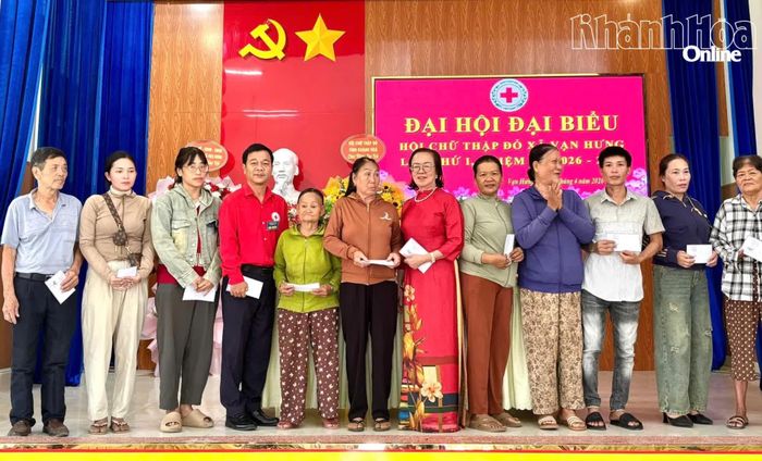Đại điện Hội Chữ thập đỏ tỉnh Khánh Hòa và nhà tài trợ tặng quà cho người dân.