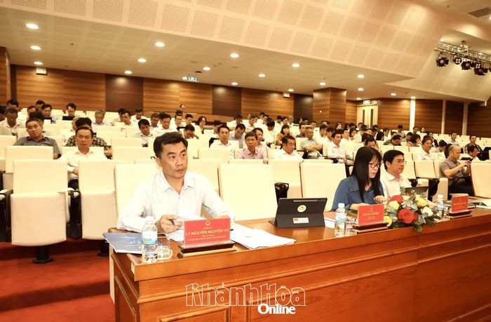 Các đại biểu dự họp.
