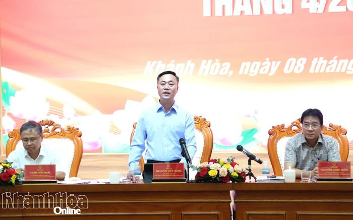 Chủ tịch UBND tỉnh Nguyễn Việt Hùng điều hành cuộc họp.