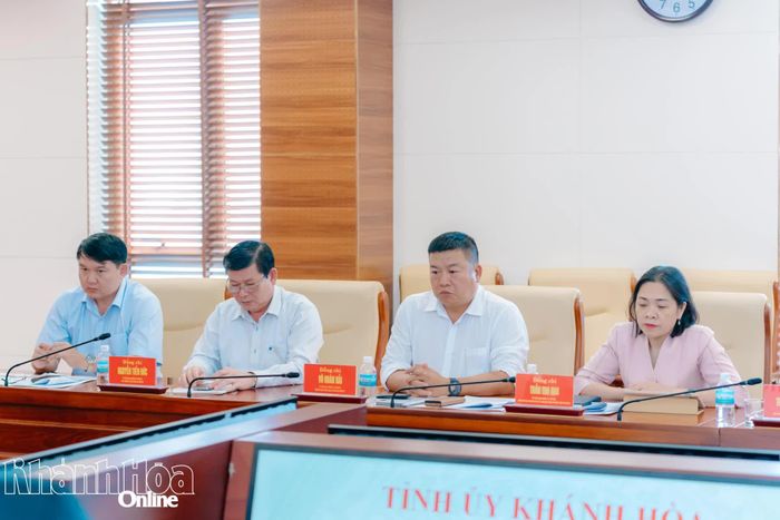 Các đồng chí lãnh đạo tỉnh tham dự hội nghị.