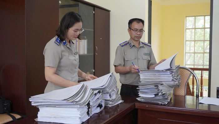 Đoàn kiểm tra trực tiếp kiểm tra báo cáo, hồ sơ, tài liệu có liên quan đến công tác THADS.