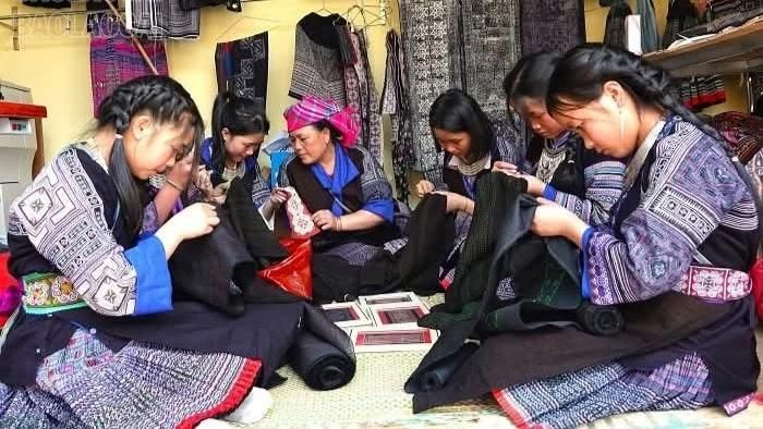 Hợp tác xã Thêu dệt thổ cẩm Mông Style tạo việc làm thường xuyên cho hàng chục lao động, với thu nhập trung bình 2 - 4 triệu đồng/người/tháng.