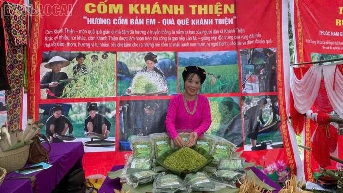 Chị Dương Hồng Lĩnh giới thiệu sản phẩm cốm Khánh Thiện.