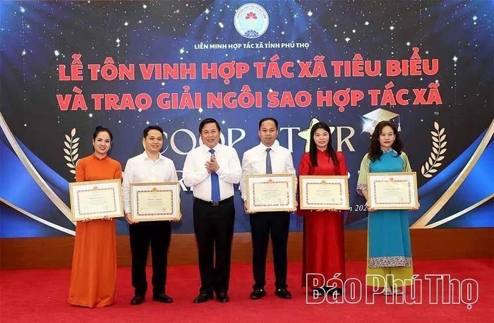 Đồng chí Phó Chủ tịch UBND tỉnh Đinh Công Sứ trao tặng Bằng khen của Chủ tịch UBND tỉnh cho các cá nhân có thành tích xuất sắc.