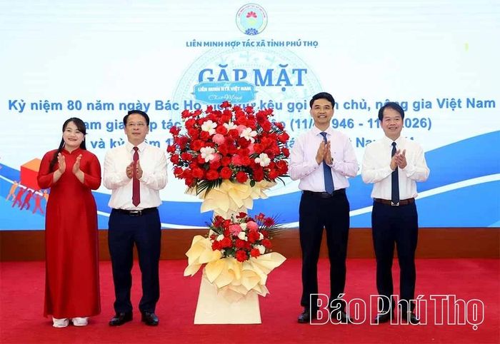Đồng chí Phó Chủ tịch Liên minh HTX Việt Nam Đinh Hồng Thái tặng hoa chúc mừng Liên minh HTX tỉnh.
