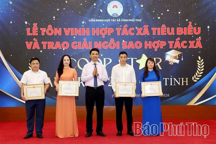 Đồng chí Phó Chủ tịch Liên minh HTX Việt Nam Đinh Hồng Thái trao tặng Bằng khen của Liên minh HTX Việt Nam cho các cá nhân.