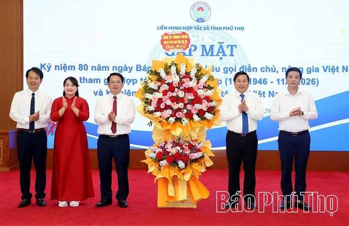 Đồng chí Phó Chủ tịch UBND tỉnh Đinh Công Sứ và đại diện lãnh đạo Ủy ban MTTQ tỉnh tặng hoa chúc mừng Liên minh HTX.