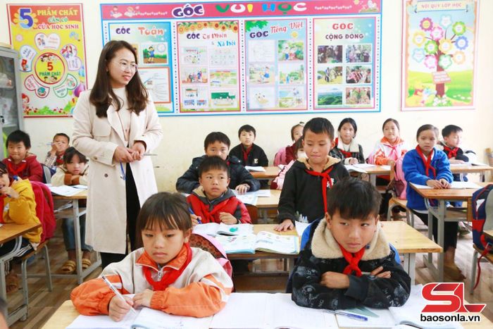 Một tiết học của cô và trò tại Trường PTDT bán trú Tiểu học Hang Chú, xã Xím Vàng.