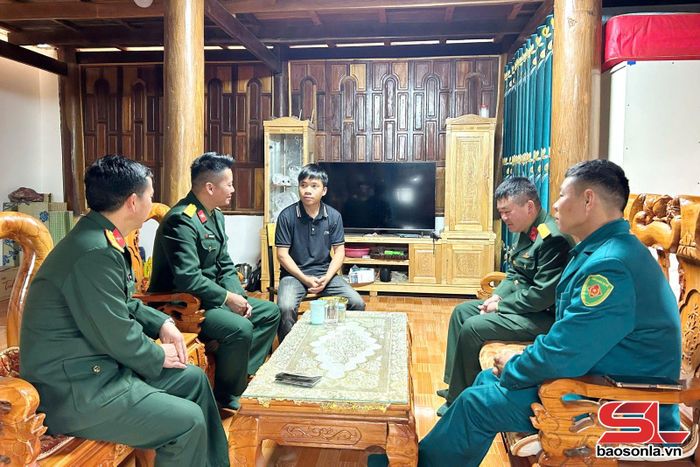 Cán bộ, Ban CHQS xã Bình Thuận trao đổi, nắm tình hình tại cơ sở.