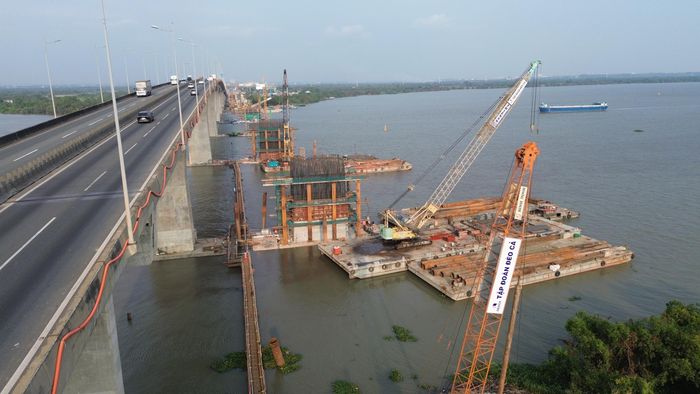 Trao đổi với với PV ông Phạm Thanh Hải, Giám đốc Ban Quản lý dự án các đường cao tốc phía Nam (thuộc VEC - chủ đầu tư) cho biết: Nhà thầu đang đồng loạt triển khai các gói thầu mở rộng cao tốc, đến nay, cầu Long Thành 2 đang là "điểm sáng" của dự án. "Theo kế hoạch cầu Long Thành 2 sẽ hợp long vào cuối năm 2026, các hạng mục phụ trợ sẽ hoàn thành đầu năm 2027", ông Hải nói.