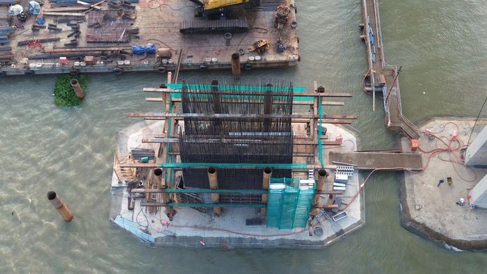 Công trường đang bước vào giai đoạn gấp rút hoàn thiện các mố, trụ cầu trước mùa mưa.