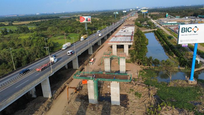 Một góc công trường phía bờ sông tỉnh Đồng Nai.