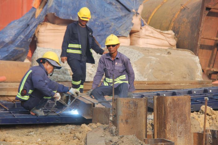 Ông Nguyễn Ngọc Lâm, Giám đốc điều hành dự án thuộc Công ty CP Tập đoàn Đèo Cả cho biết: Đến nay, tiến độ đã đạt hơn 37% khối lượng. Hiện tại, Tập đoàn Đèo Cả đang huy động hơn 350 nhân sự, hơn 100 đầu xe máy, thiết bị chia làm 12 mũi thi công hai ca làm việc liên tục các hạng mục trên bờ và dưới sông.