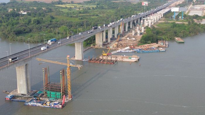 Tại phía bờ Đồng Nai, không khí thi công đang rất khẩn trương, các nhà thầu đang triển khai các hạng mục lao lắp dầm cầu đường dẫn và các mố, trụ cầu dưới sông.