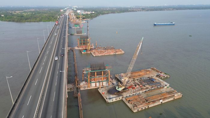 Những ngày đầu tháng 4, dưới trời nắng gay gắt, trên công trường cầu Long Thành 2, dự án mở rộng cao tốc đoạn TP.HCM - Long Thành không khí thi công rất khẩn trương, nhộn nhịp.