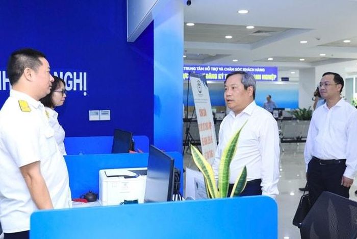 Chủ tịch UBND thành phố Vũ Đại Thắng thăm khu vực làm thủ tục hành chính phục vụ nhân dân. Ảnh: M.A