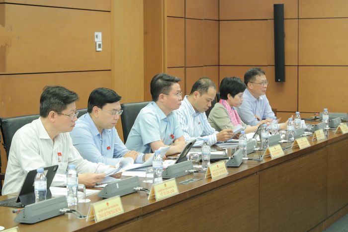 Đoàn ĐBQH tỉnh Phú Thọ tham dự phiên thảo luận. Ảnh: Hồ Long