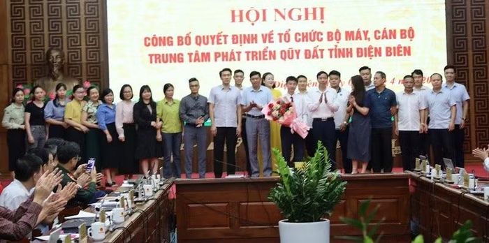 Đồng chí Lê Văn Lương, Chủ tịch Ủy ban nhân dân tỉnh Điện Biên cùng cán bộ, viên chức các ban, các đơn vị chúc mừng đồng chí Trần Quốc Long.