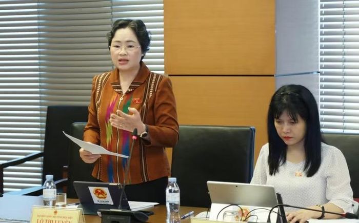 Đại biểu Quốc hội Lò Thị Luyến (Đoàn Điện Biên) nêu ý kiến thảo luận tại Tổ sáng 9/4.