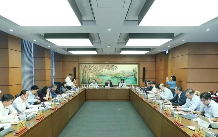 Quang cảnh thảo luận tại Tổ sáng 9/4. (Ảnh: DUY LINH)