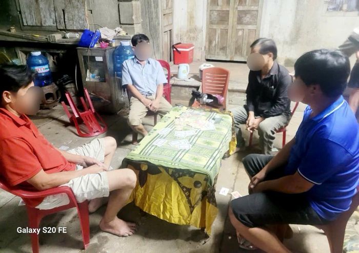 4 đối tượng đánh bạc bị Công an xã Phú Ninh bắt quả tang.