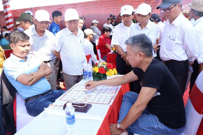 Thi đấu cờ tướng tại lễ hội.