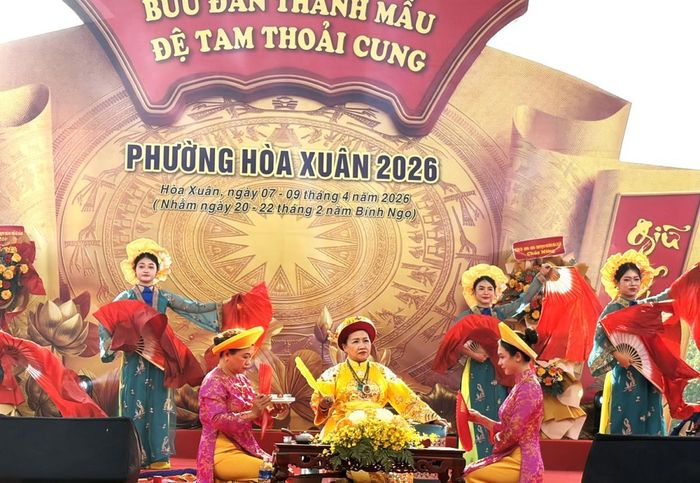 Biểu diễn hát Chầu văn trong nghi thức hầu đồng tại lễ khai mạc.