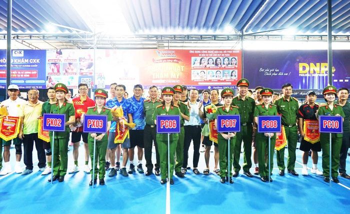 Ban Tổ chức tặng hoa và cờ lưu niệm cho các đơn vị tham dự giải đấu.