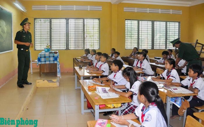 Lớp học phổ cập giáo dục tiểu học do Bộ đội Biên phòng thành phố Hồ Chí Minh tổ chức tại xã đảo Thạnh An. Ảnh: Lương Kiểm