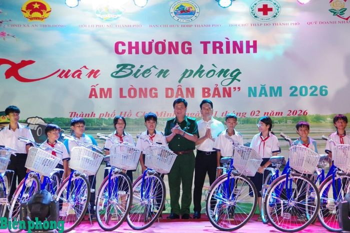 Thiếu tướng Trần Thanh Đức, Chỉ huy trưởng Bộ đội Biên phòng thành phố Hồ Chí Minh tặng xe đạp cho các cháu học sinh trong Chương trình “Xuân Biên phòng ấm lòng dân bản” năm 2026. Ảnh: Lương Kiểm