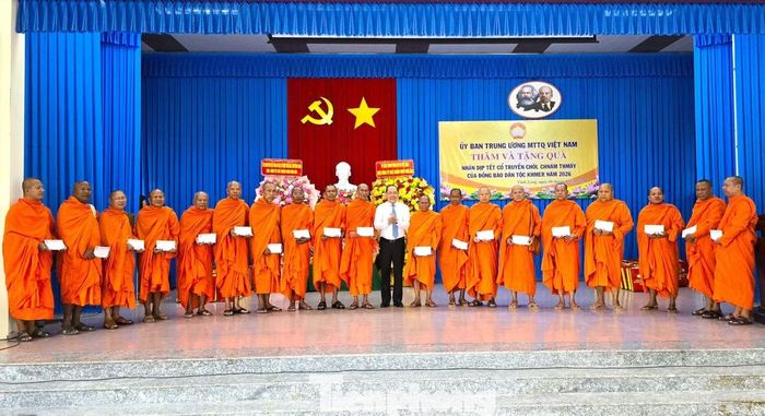  Ông Hoàng Công Thủy - Phó Chủ tịch Ủy ban Trung ương MTTQ Việt Nam tặng quà cho các vị chức sắc, chức việc, Achar, người có uy tín. 