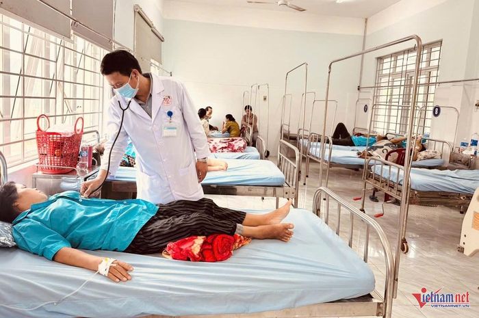Các bệnh nhân điều trị tại Trung tâm Y tế Ea H'leo. Ảnh: KH